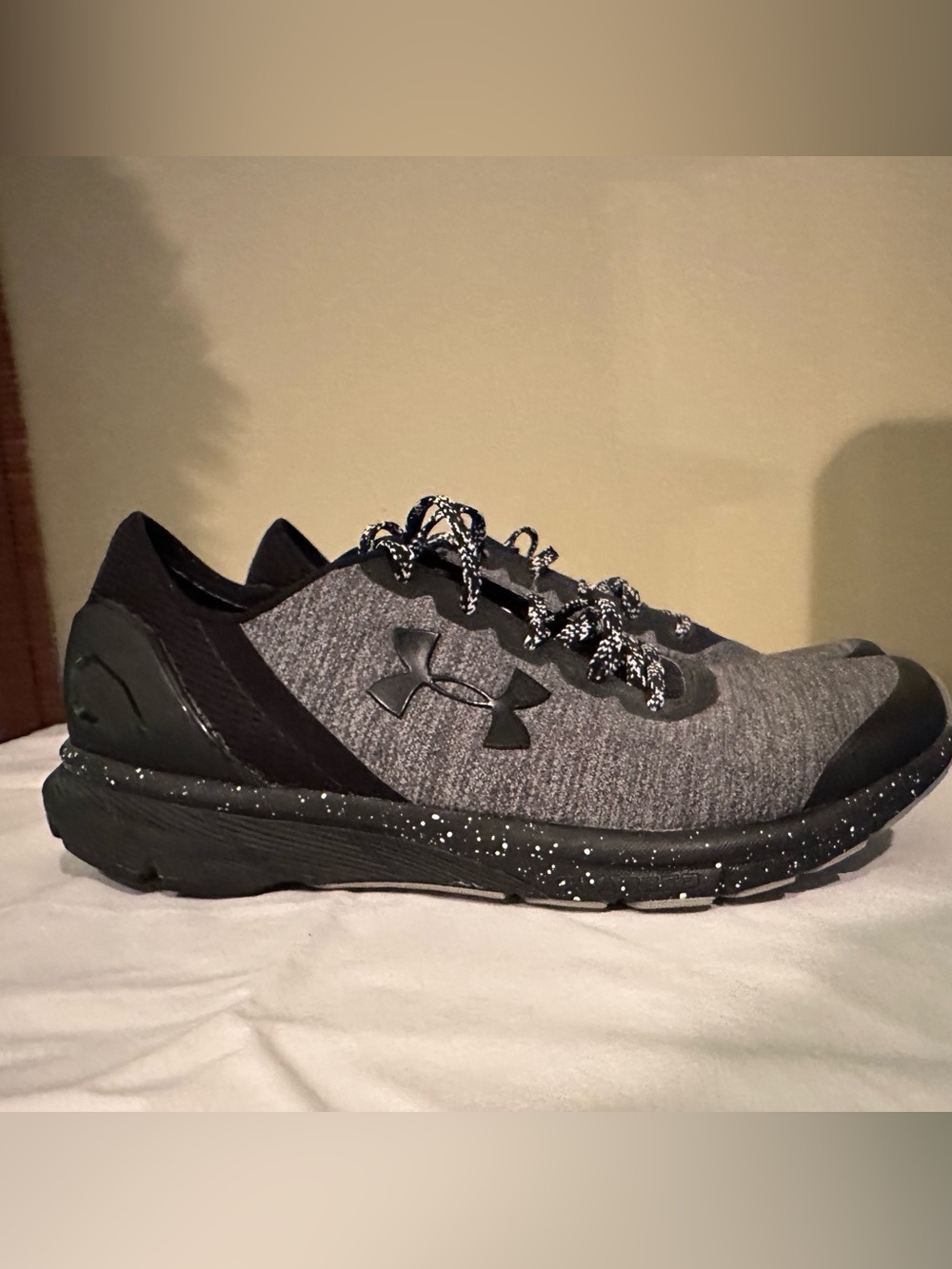 Under Armour Mens Charged
3020004-001 Gray Running Shoes
Sneakers Size 9.5